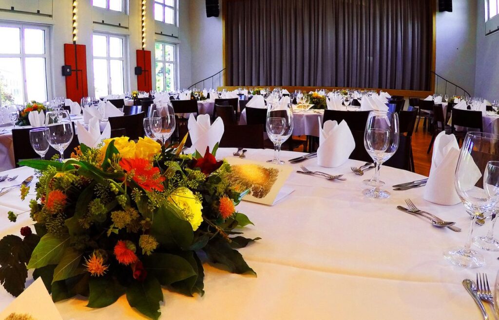 lindensaal_0005_Saal-Blumenbouquet19.08.17-41fd4333.jpeg